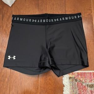 Under Armour black heat gear athletic shorts size medium